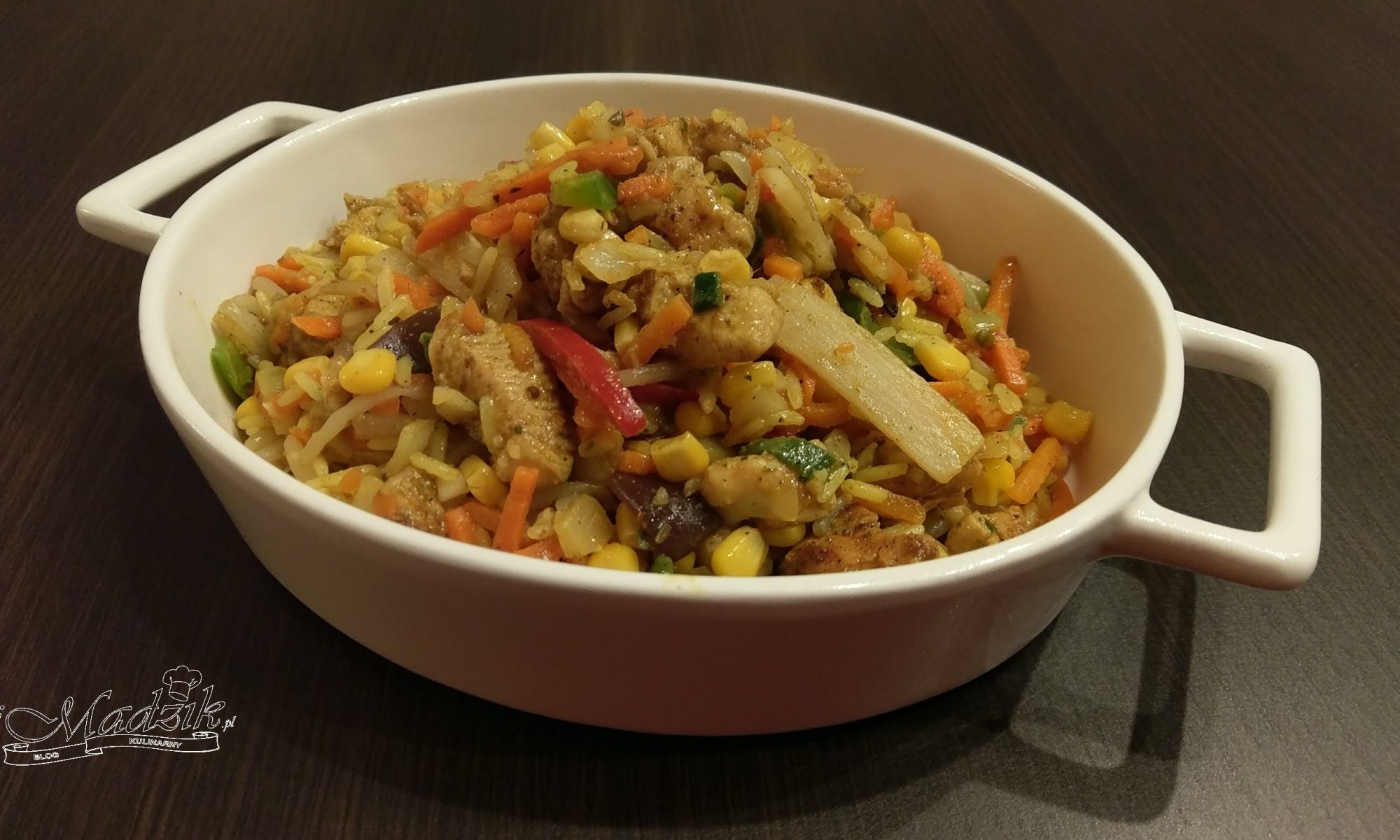 Kurczak z ryżem i warzywami po chińsku