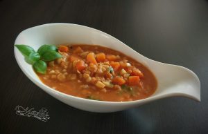Zupa pomidorowa z czerwoną soczewicą